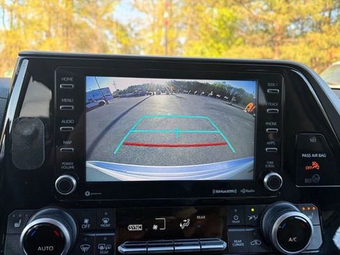 Used 2021 Toyota Highlander XLE image 34