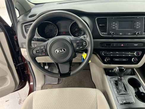 Used 2016 Kia Sedona LX image 19