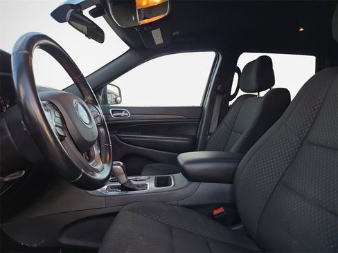 Used 2021 Jeep Grand Cherokee Laredo image 12