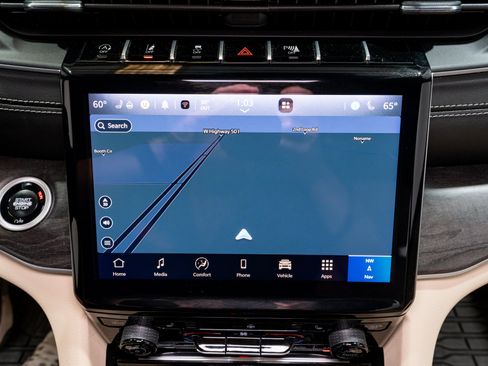 Used 2025 Jeep Grand Cherokee L Limited w/ Black Appearance Package AWD/4WD image 18
