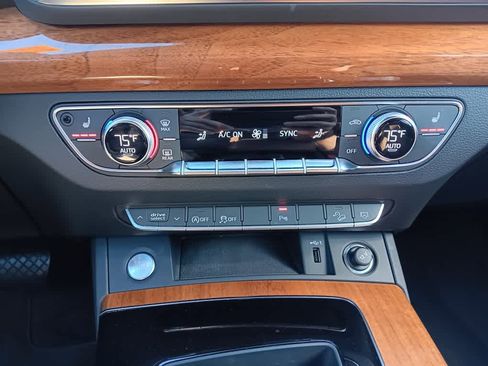 Used 2023 Audi Q5 Premium w/ Convenience Package image 27