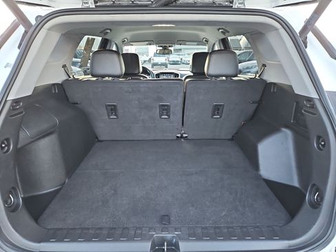 Used 2023 GMC Terrain SLT image 31