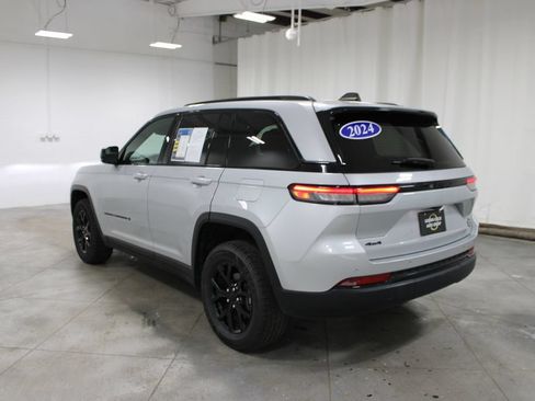 Used 2024 Jeep Grand Cherokee Altitude AWD/4WD image 7