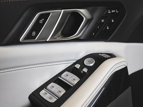 Used 2023 BMW X7 xDrive40i w/ Executive Package image 9