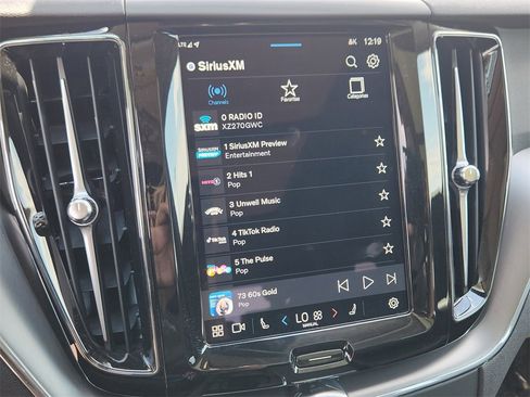 Used 2025 Volvo XC60 B5 Core image 11