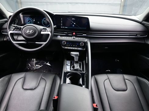 Used 2025 Hyundai Elantra Limited FWD image 16