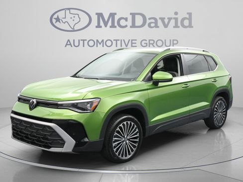 Used 2025 Volkswagen Taos SE FWD image 1