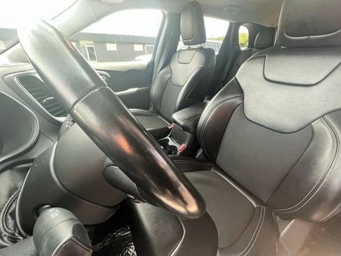 Used 2020 Jeep Cherokee Latitude Plus w/ Cold Weather Group AWD/4WD image 19