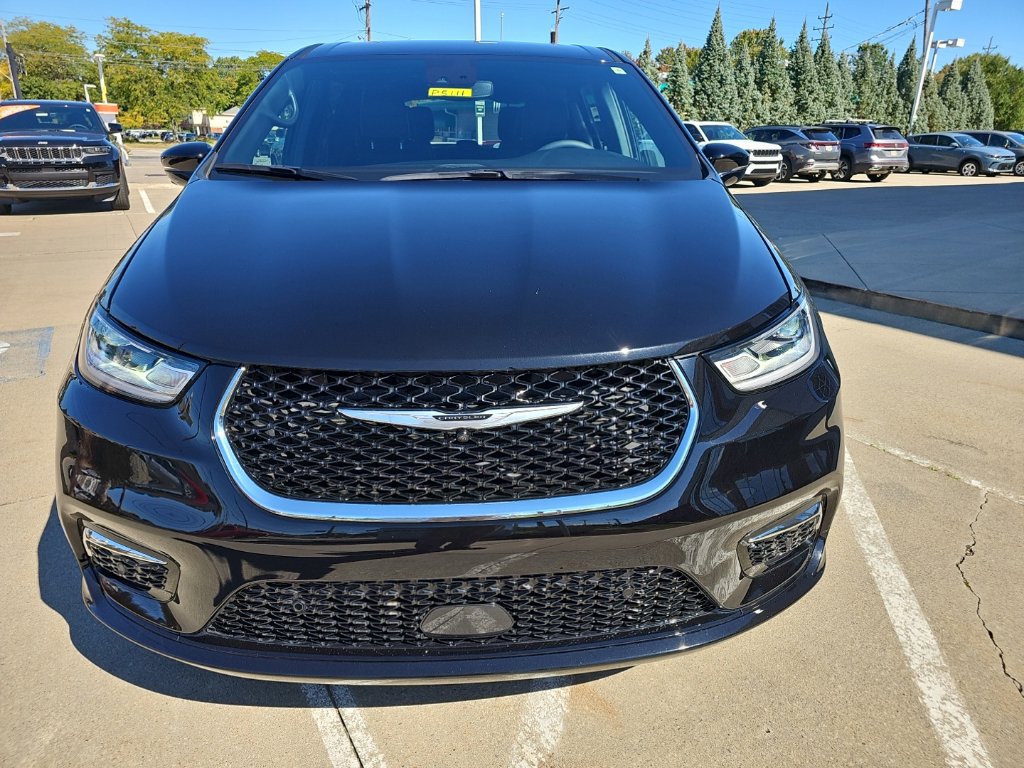 Used 2026 Chrysler Pacifica Select FWD image 4