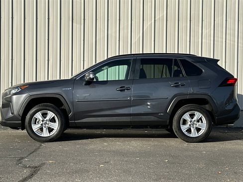 Used 2020 Toyota RAV4 LE image 8