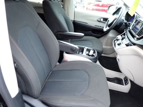 Used 2020 Chrysler Pacifica Touring image 12