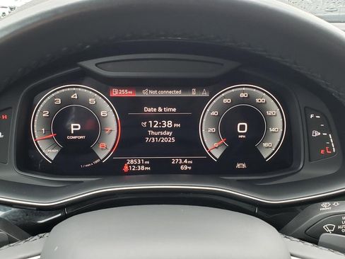 Used 2022 Audi Q8 Premium image 32