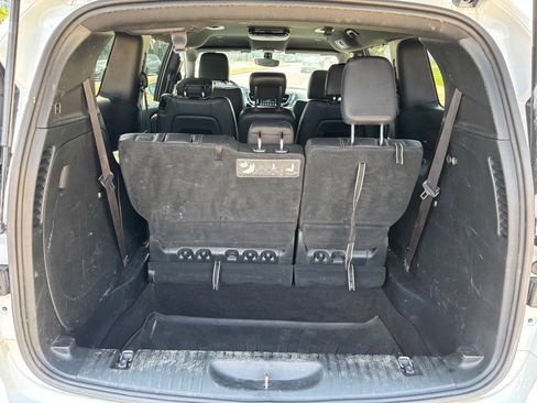 Used 2018 Chrysler Pacifica Touring-L w/ Premium Audio Group FWD image 14
