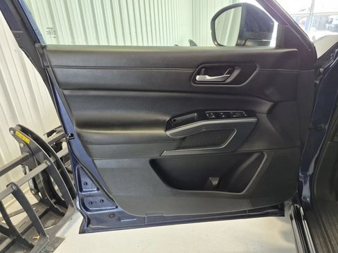 Used 2025 Nissan Pathfinder SL AWD/4WD image 8