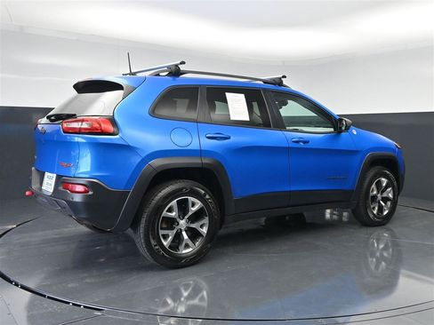 Used 2018 Jeep Cherokee Trailhawk w/ Cold Weather Group AWD/4WD image 5