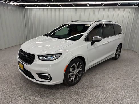 New 2026 Chrysler Pacifica Pinnacle image 3