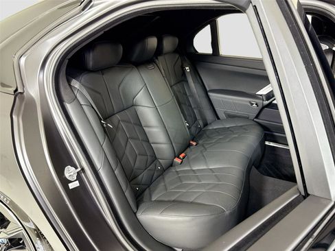 Used 2025 BMW 760i xDrive w/ Executive Package image 33