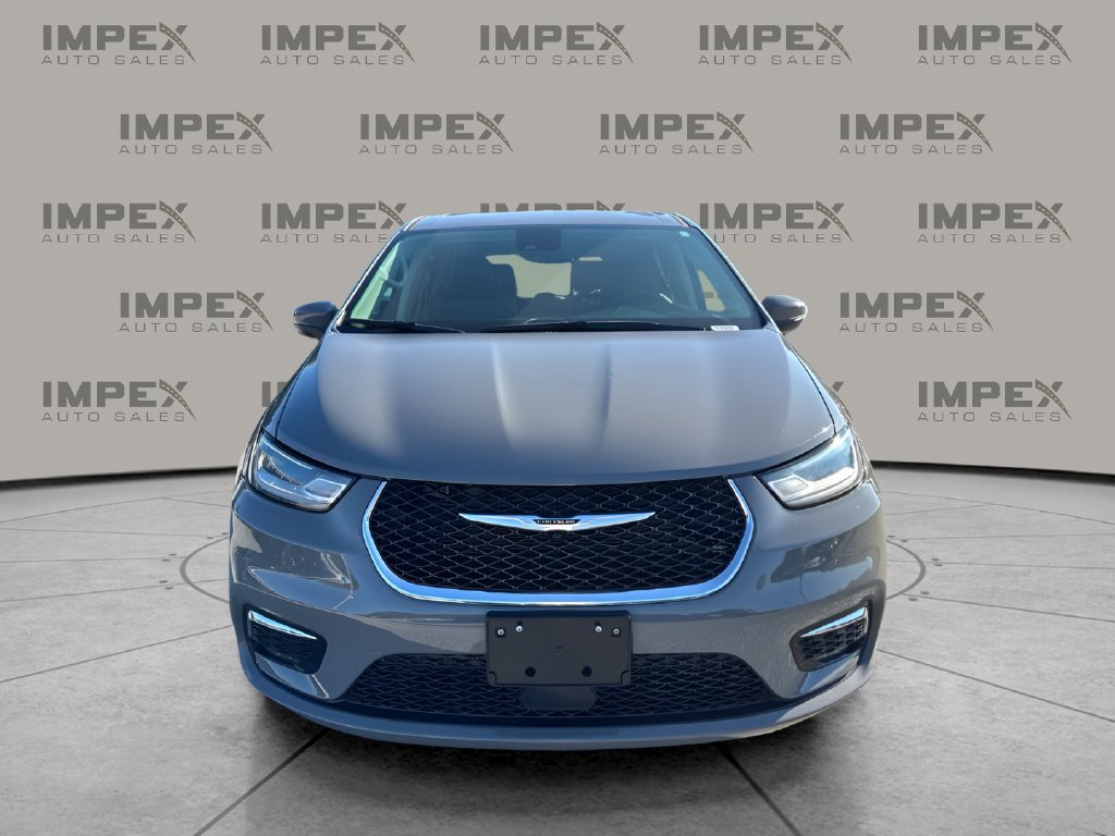 Used 2023 Chrysler Pacifica Touring-L FWD image 8
