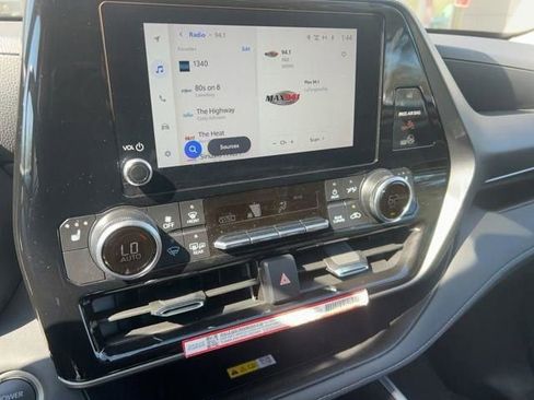 Used 2025 Toyota Highlander XLE image 32