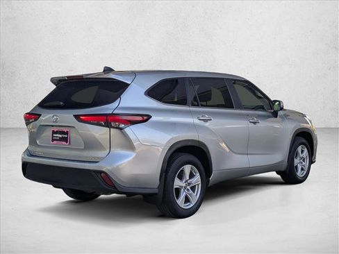 Used 2024 Toyota Highlander LE image 5