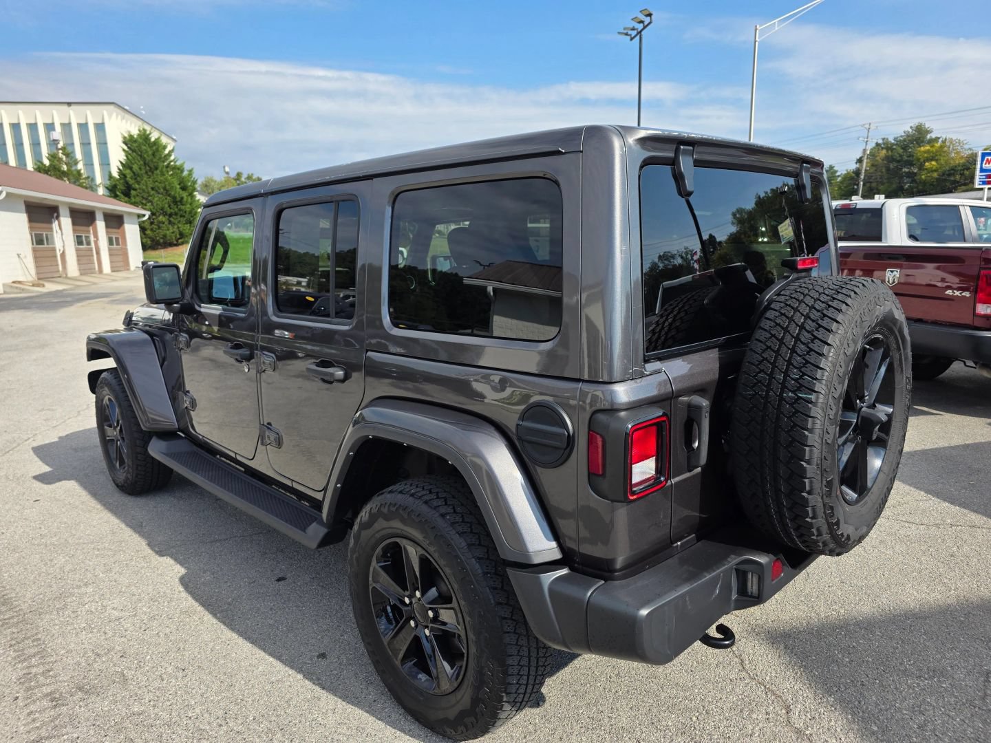 Used 2021 Jeep Wrangler Unlimited Sahara AWD/4WD image 3