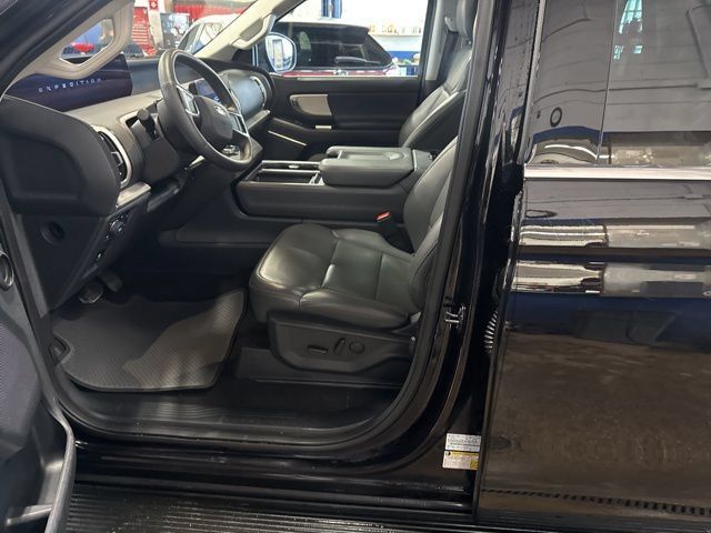 Used 2025 Ford Expedition Active AWD/4WD image 10
