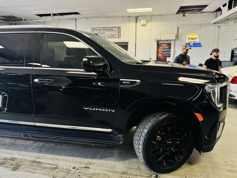 Used 2023 GMC Yukon XL SLT AWD/4WD image 3