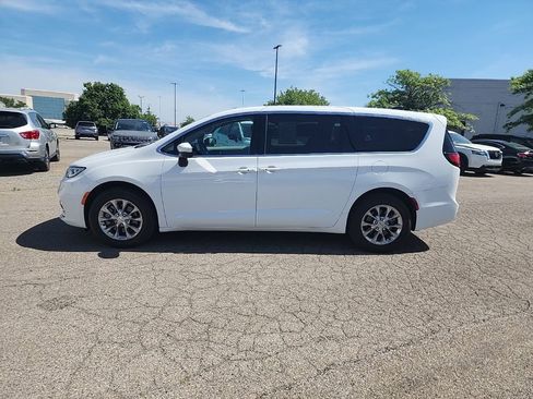 Used 2023 Chrysler Pacifica Touring-L AWD/4WD image 8