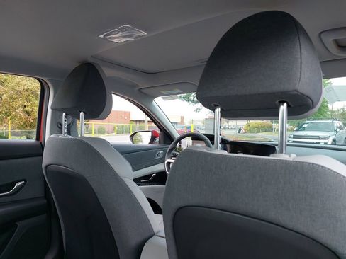 Used 2025 Hyundai Elantra Limited image 11