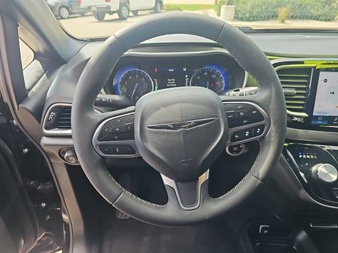 Used 2025 Chrysler Pacifica Select FWD image 16