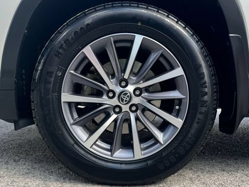 Used 2019 Toyota Highlander XLE AWD/4WD image 9