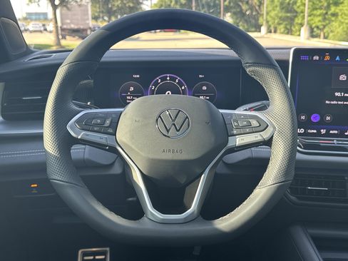 Used 2025 Volkswagen Tiguan SE R-Line AWD/4WD image 41