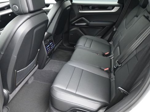 Used 2025 Porsche Cayenne Base image 5