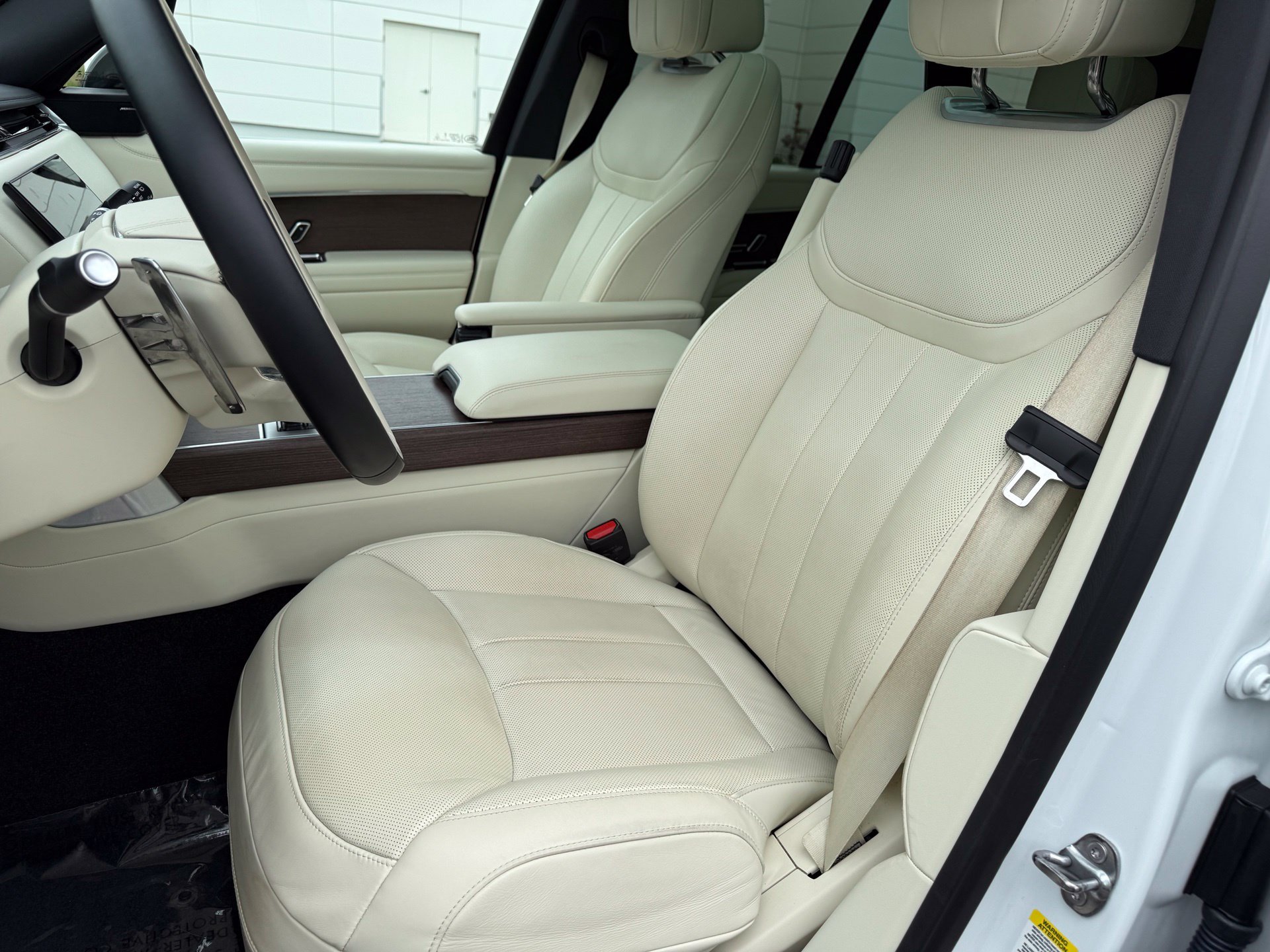 Certified 2025 Land Rover Range Rover SE AWD/4WD image 24