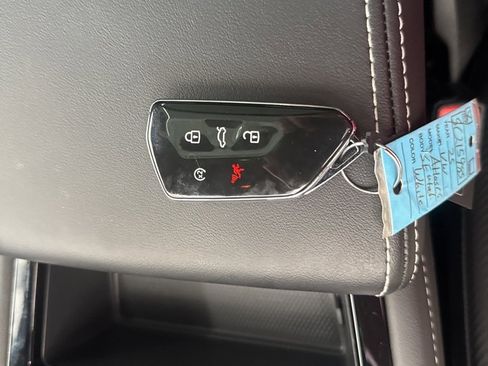 Used 2025 Volkswagen Atlas Cross Sport SE image 30