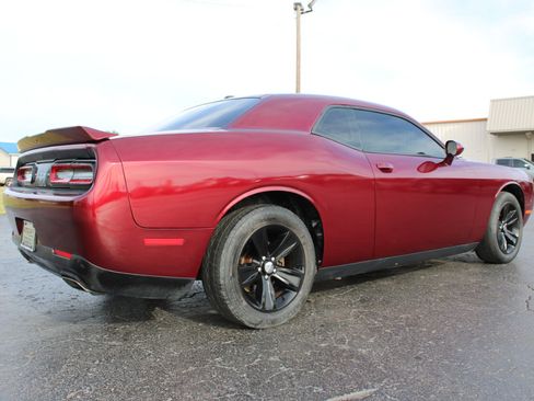 Used 2019 Dodge Challenger SXT image 4