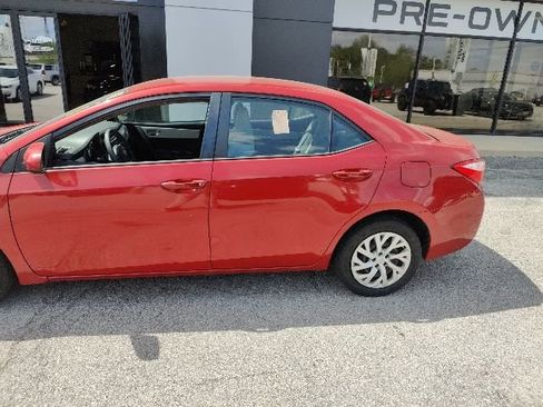 Used 2018 Toyota Corolla LE image 3