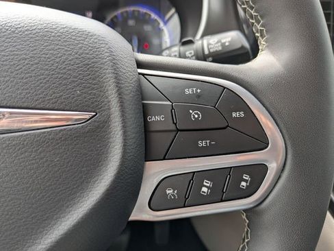 Used 2023 Chrysler Pacifica Touring-L FWD image 25