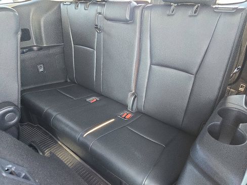 Used 2022 Toyota Highlander XLE image 11