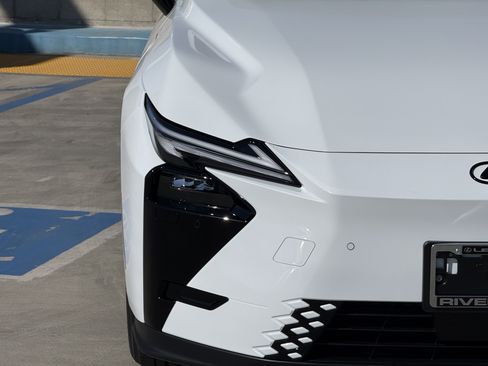 New 2026 Lexus ES 350e FWD image 8
