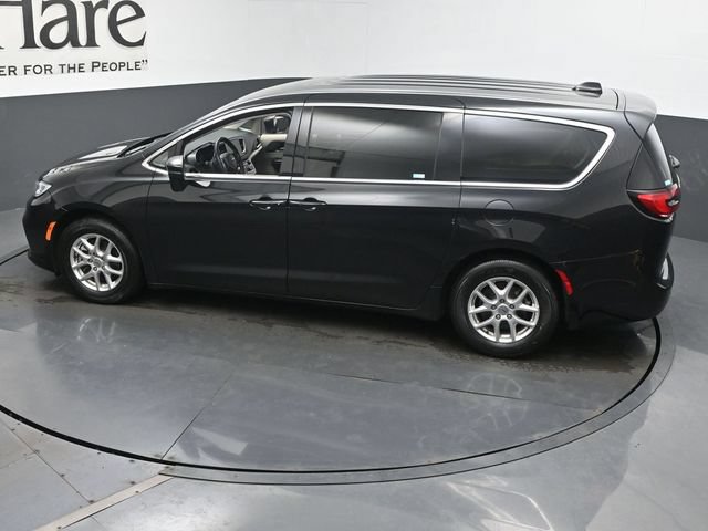 Used 2023 Chrysler Pacifica Touring-L FWD image 47