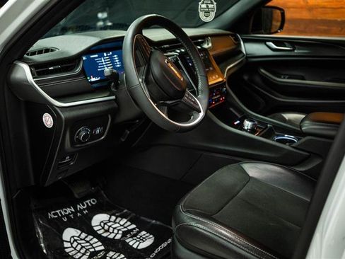 Used 2024 Jeep Grand Cherokee L Laredo image 8