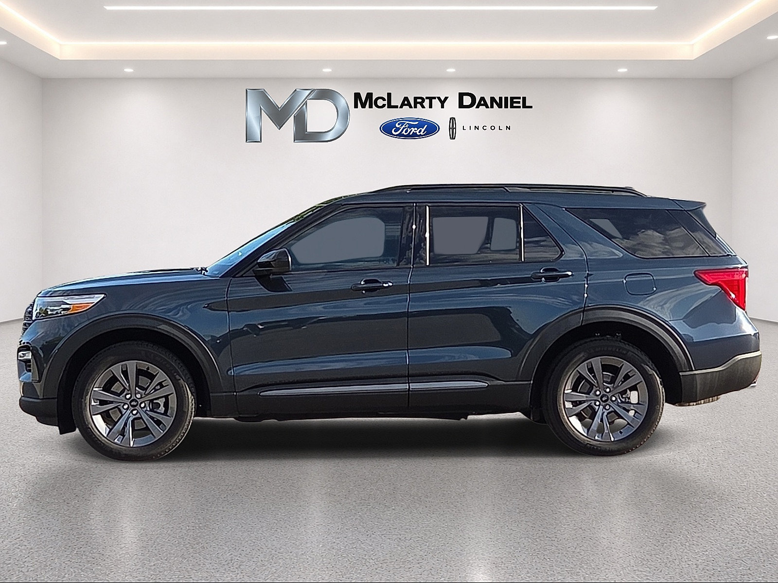 Used 2023 Ford Explorer XLT w/ Equipment Group 202A AWD/4WD image 3