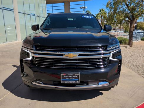 Used 2024 Chevrolet Suburban LT RWD image 8