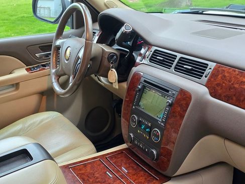 Used 2010 Chevrolet Suburban LTZ image 16