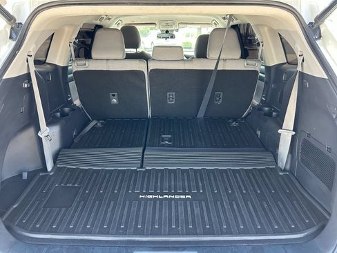 Used 2021 Toyota Highlander LE FWD image 10