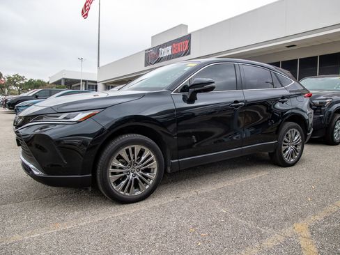 Used 2023 Toyota Venza Limited image 3