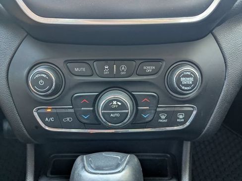 Used 2019 Jeep Cherokee Trailhawk w/ Cold Weather Group AWD/4WD image 6