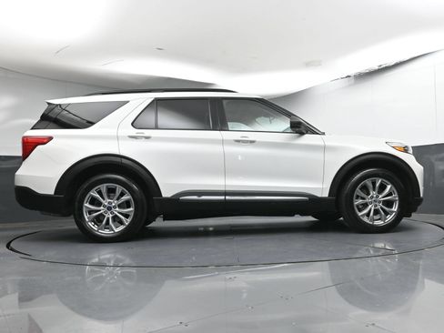 Used 2021 Ford Explorer XLT w/ Equipment Group 202A AWD/4WD image 28