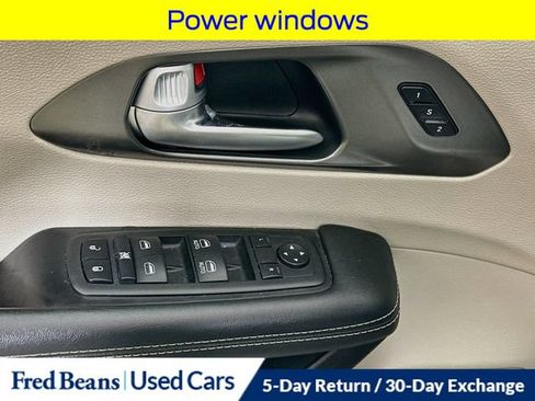 Used 2024 Chrysler Pacifica Touring-L FWD image 22